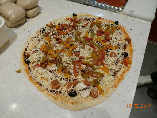 Photo 2 - Le Kiosque à Pizzas Lesneven et son distributeur 24/24h
