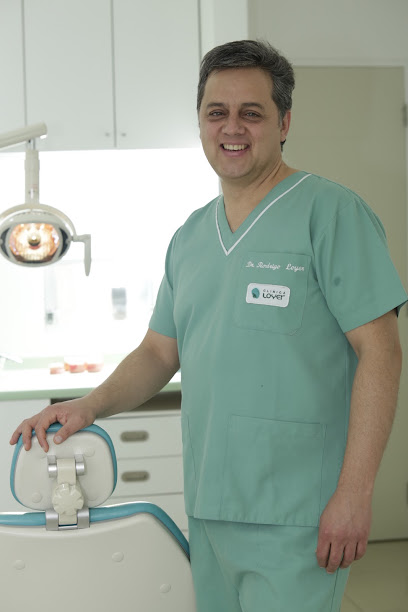 Dr. Rodrigo Loyer - Clínica Loyer
