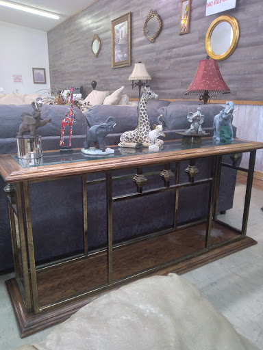 The Furniture Store and Fleamarket of Paris, BOOTH RENTALS AND FLEA MARKET Gallery - United States