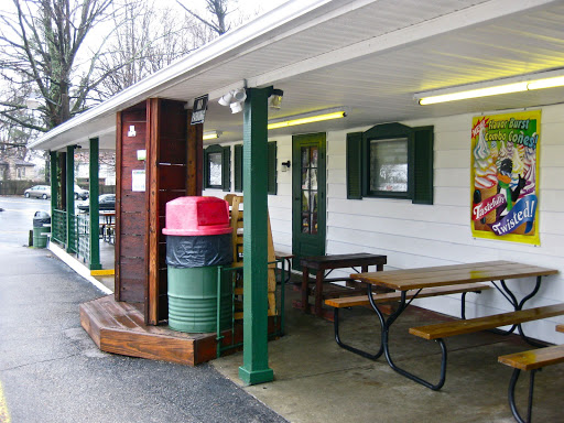Polly's Freeze Logo