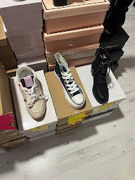 Photo n°32 de L'atelier de Vivie - Boutique de Chaussures, Maroquineries et Accessoires,Parfums, MIKADO à Sainte-Marguerite-sur-Duclair (Parfumerie)