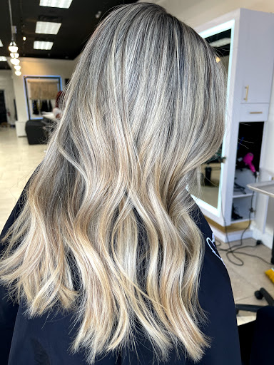 The Queen of Blondes - Thumbnail