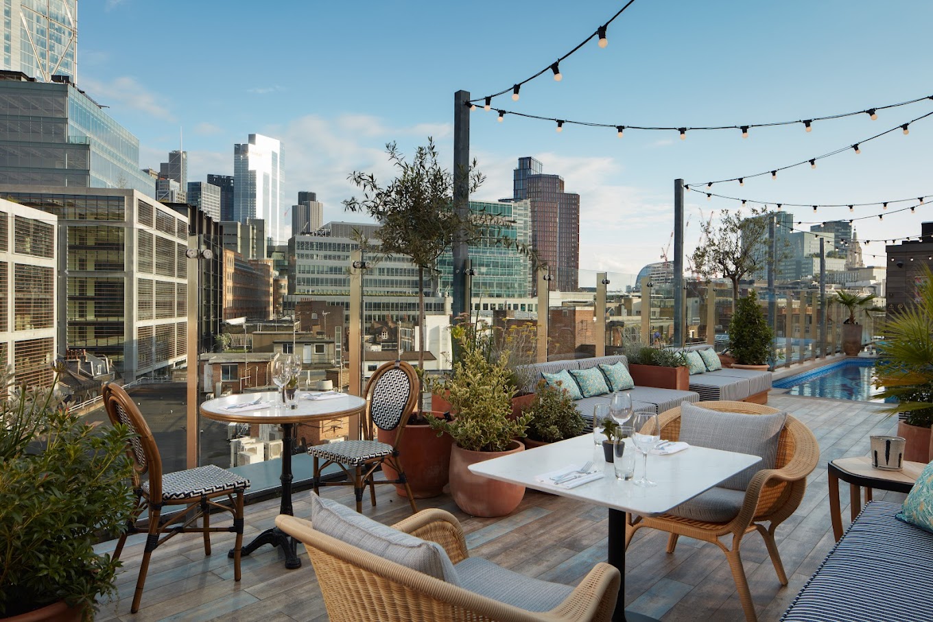 Discover the top bars in London with stunning views of the city skyline. From rooftop bars to riverside pubs, our guide will take you on a journey through the best places to sip a cocktail and take in the breathtaking views of London's iconic landmarks. #londonnightlife #londonbars | The Best Bars In London | London Bars With Views | Best Bars With City View In London | Best Places For Drinks In London | London Nightlife Guide | Best Nightlife Areas In London