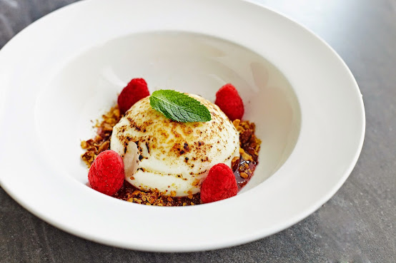 Mamakas Taverna by null