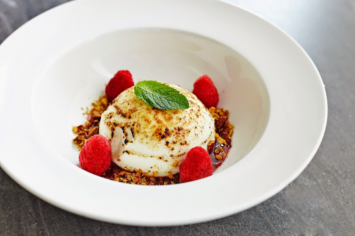 Mamakas Taverna by null