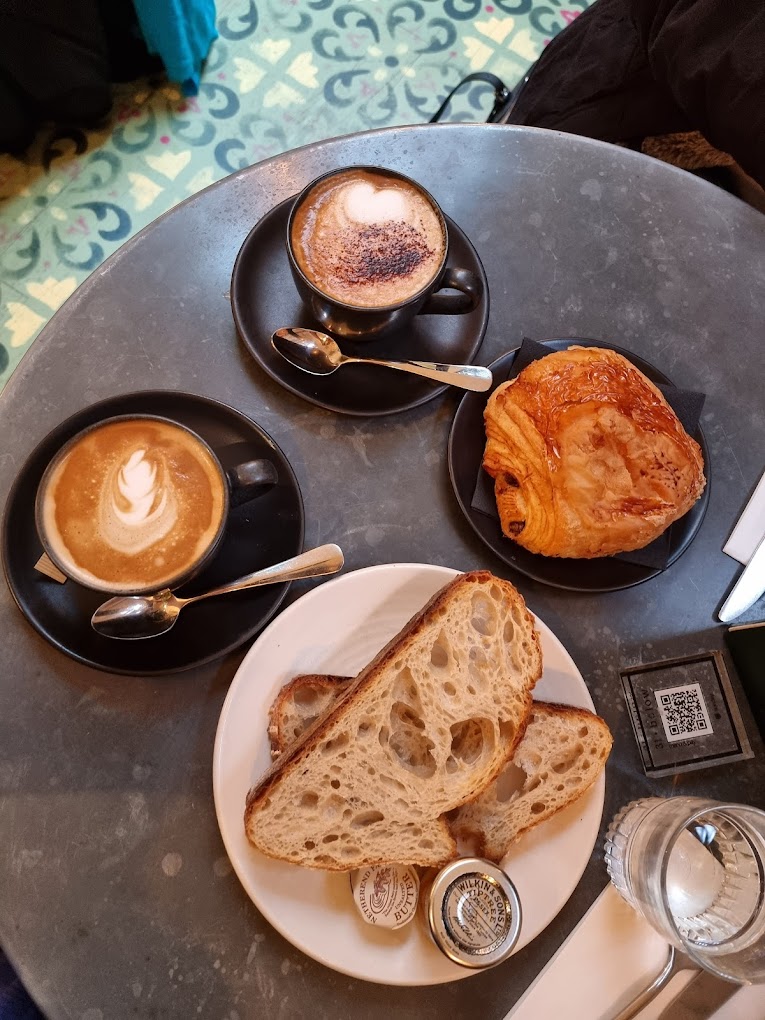 Looking for the best coffee shops and cafes in Marylebone? Check out our guide to the top spots for coffee, pastries, and brunch in this charming London neighborhood. From artisanal roasters to cozy cafes, we've got you covered. #marylebone #london #londoncafes #londonfoodguide | Best Cafes In London | Best Coffee Shops In London | London Cafe Asthetic | Best Cafes In Marylebone | Best Coffee Shops In Marylebone | Places To Eat In London | London Pretty Cafes | Beautiful Cafes In London #foodie