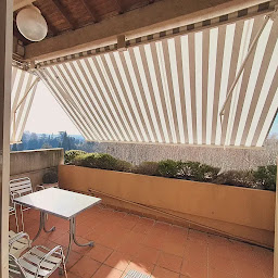 Photo n°4 de Bayle stores baches parasols pergolas volet roulant moustiquaire stores pantographe rentoilage voile d'ombrage à Arles (Tapissier décorateur)