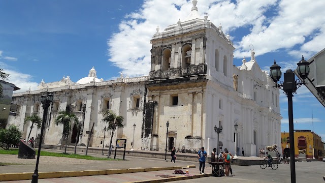 León