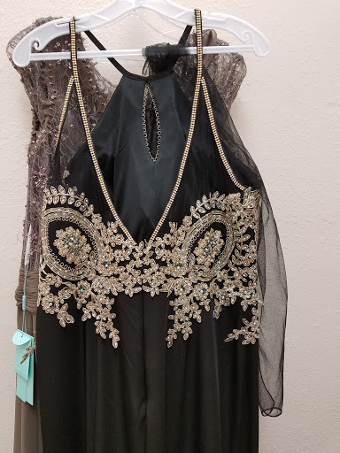 Araceli's Elegant Bride & Formal Wear - Thumbnail