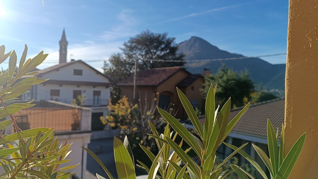 Casa Il Meglio al Minimo lago e montagne - Casa Vacanza relax e tanto verde  . Terrazzo e camera a sud