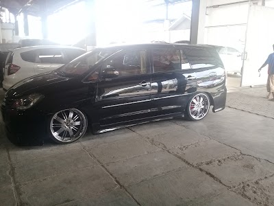 Photos of Berdikari Auto Bodyshop & Towing