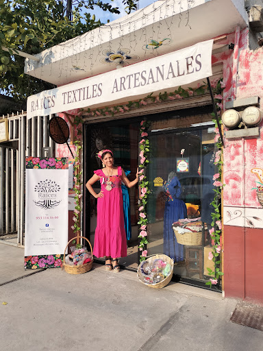Raíces , textiles artesanales Logo