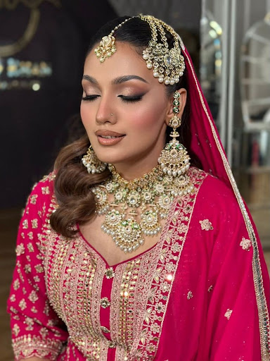 Looking for the best Bridal Makeup Sector 27 Noida for your special day? Your wedding deserves a… post image