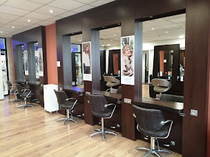 Photo n°3 de L'Atelier Intermède - Coiffeur Eysines à Eysines (Magasin de cosmétiques)