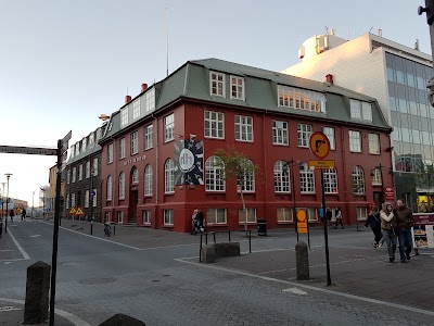 Photos of &Iacute;slandsp&oacute;stur