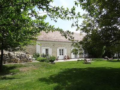 Photos of S&aacute;rffy House