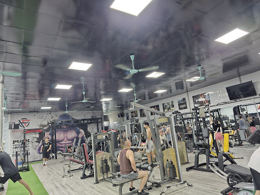 Thiết bị và không gian tập luyện tại Phòng Gym Hero Fitness Center ở Vĩnh Phúc