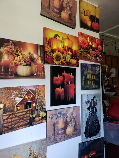 Smith's Antiques and Crafts - Thumbnail