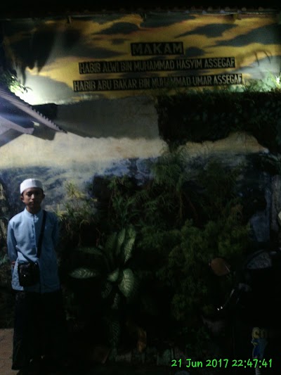 Photos of Makam Habib Alwi Bin Muhammad Hasyim Assegaf Dan Habib Abubakar Bin Muhammad Umar Assegaf