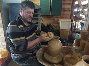 Photo n°16 de Poteries Dequeker à Faux-la-Montagne (Magasin de poteries)