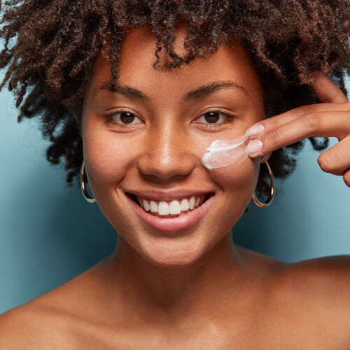 Accordez-vous un moment de détente dans notre pharmacie avec un soin du visage. Au programme : un soin du visage adapté à votre type de peau et à vos besoins, la découverte de nos produits et des conseils dermocosmétiques personnalisés pour établir votre routine beauté.