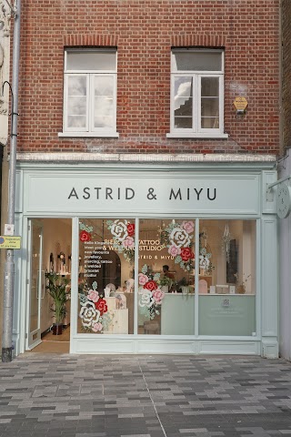 Astrid & Miyu Kingston