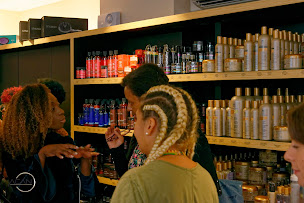 Photo n°15 de Colorful Black à Paris (Salon de coiffure)