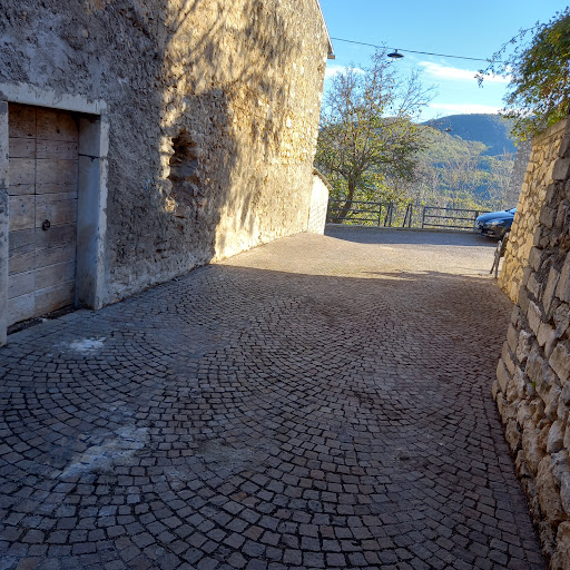 Grotta sopra Il Colle