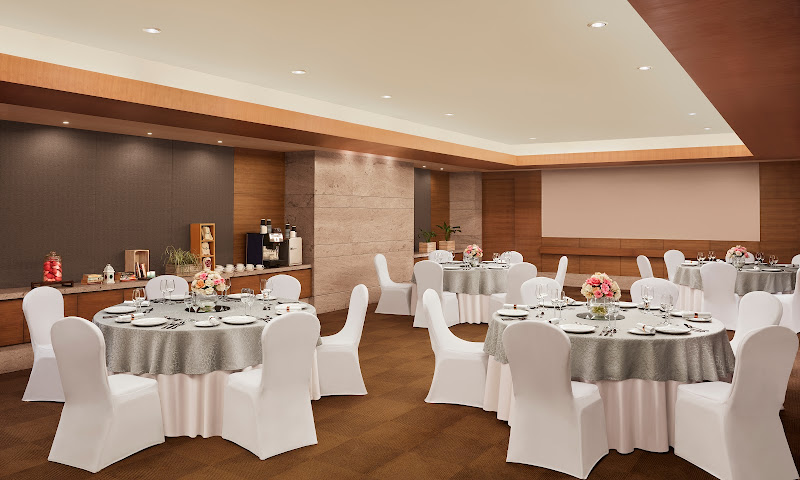 Grand Hyatt Mumbai Hotel & Residences by null