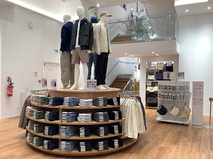 Photo n°7 de UNIQLO SAINT-FERRÉOL à Marseille (Magasin de vêtements pour femmes)