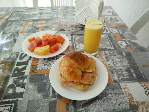 Cuernitos y Hamburguesas Internacionales - Thumbnail