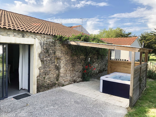 Photo de Les Gîtes de La Barbière: locations de vacances 3/15 personnes 4* avec grande piscine couverte aire de jeux en Vendée à Soullans (85300)