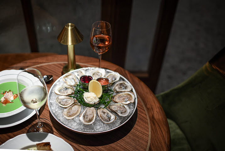 REIGN Restaurant & Bar by null