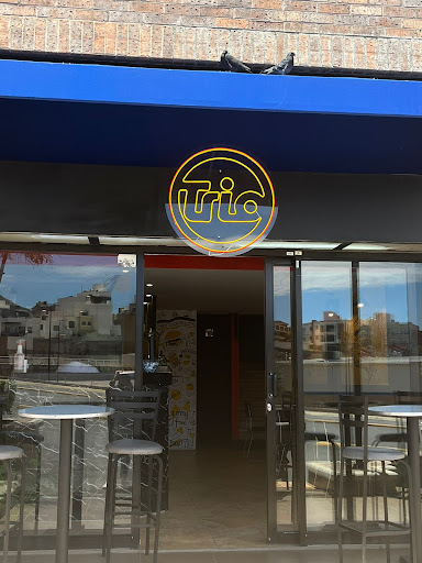 Trio: Tortas Ahogadas y Hamburguesas Logo