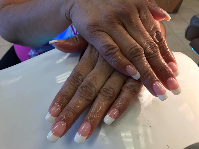Universal Nails Auburn interior view