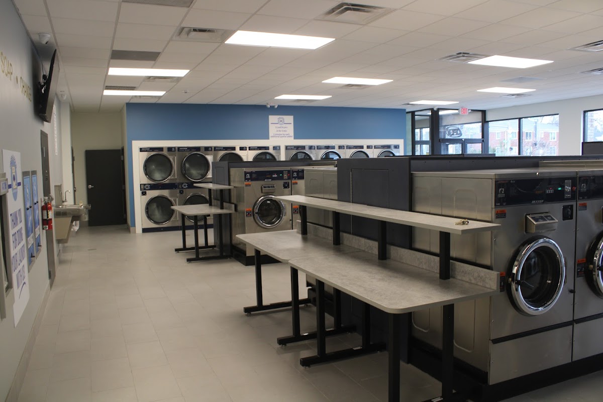 Fresh & Fold Laundromat storefront and entrance in Toledo
