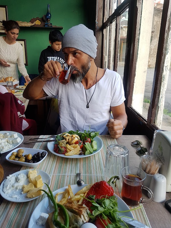 Asma Alti Kahvalti Balik Evi Garipce Istanbul
