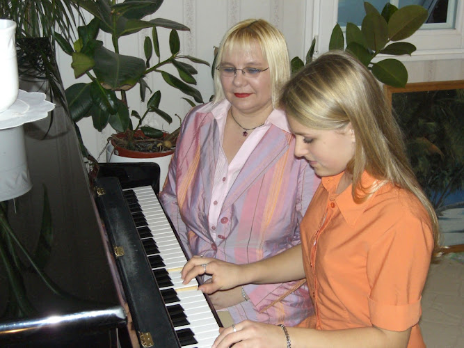 MUSIKSCHULE DIPL.-MUSIKLEHRERIN KRYSTEK