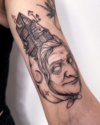 https://instagram.com/luna.negra.tattoo.and.piercing?igshid=YmMyMTA2M2Y=