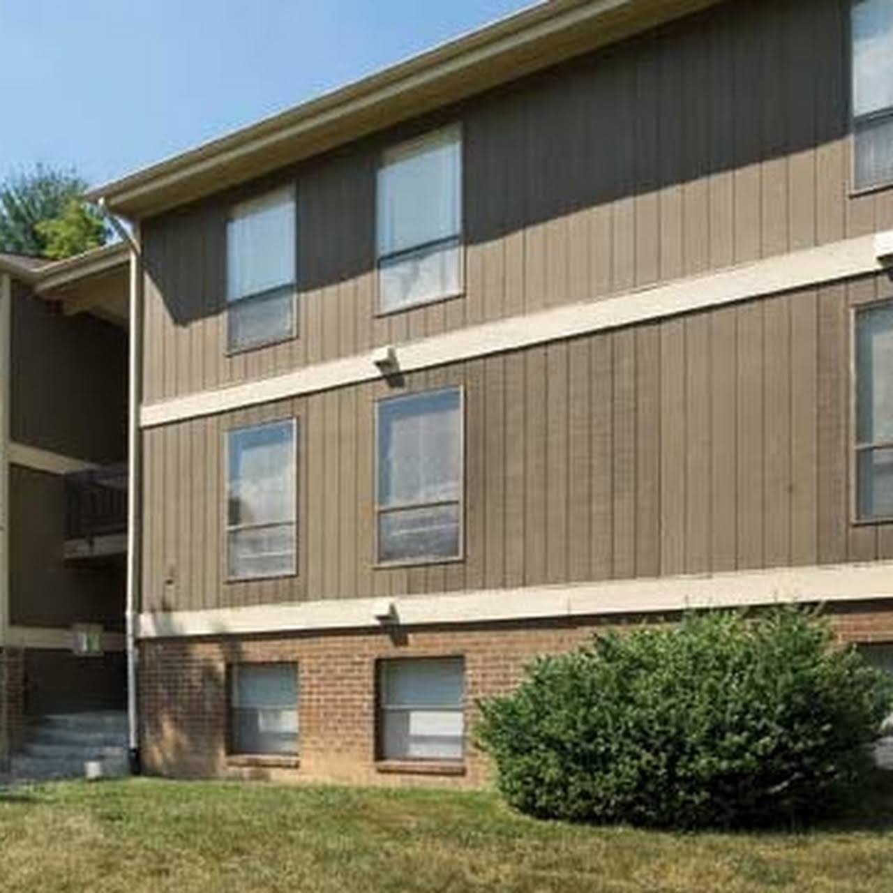 Willow Woods Apartments in Radford Apartment Building in Radford