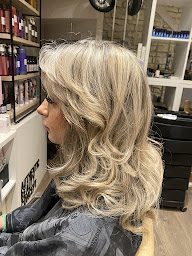 Photo n°17 de Coiffeur Issoire - Orchidée Coiffure - Prothésiste capillaire agrée- Esthétique endermologie LPG à Issoire (Magasin de perruques)