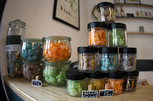 Photo n°7 de MERRY'S CBD - Magasin CBD Fleurs Tisanes Huiles Cosmétiques - NANTES à Nantes (Cave à vins)