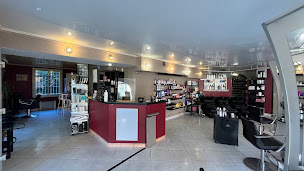 Photo n°9 de Coiffure S à Port-de-Bouc (Salon de coiffure)