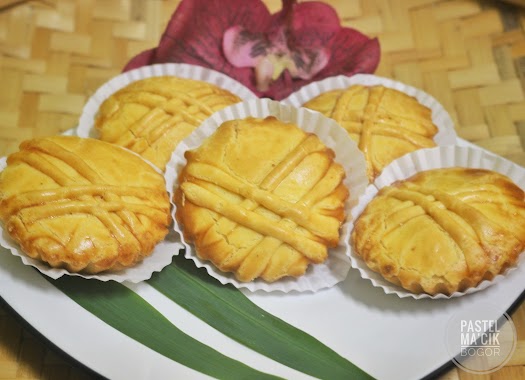 Pastel Istimewa Ma'Cik, Author: rina hanifah