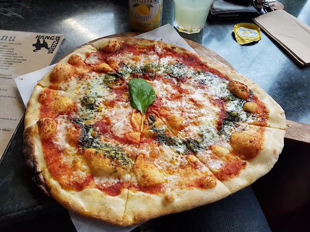Hangin' Pizzeria