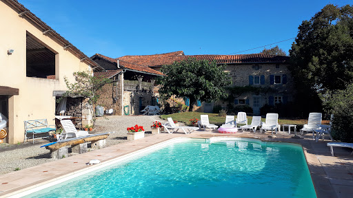 Photo de Domaine Charente - Gites authentiques de vacance avec piscine et jardin à Roumazières (16270)