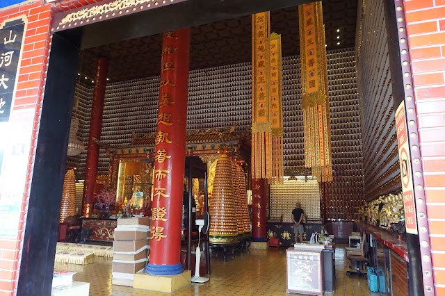 Ten Thousand Buddhas Monastery