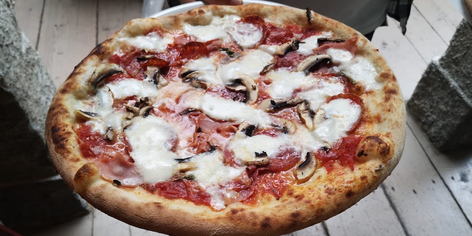 Zbornica burgers and pizza by null