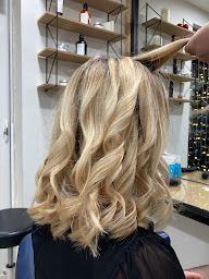 Photo n°3 de CEL'MA Salon de coiffure et esthétique à Larmor-Plage (Salon de manucure)