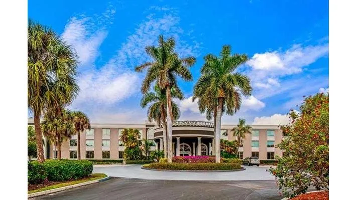 La Quinta Inn & Suites by Wyndham Naples Downtown